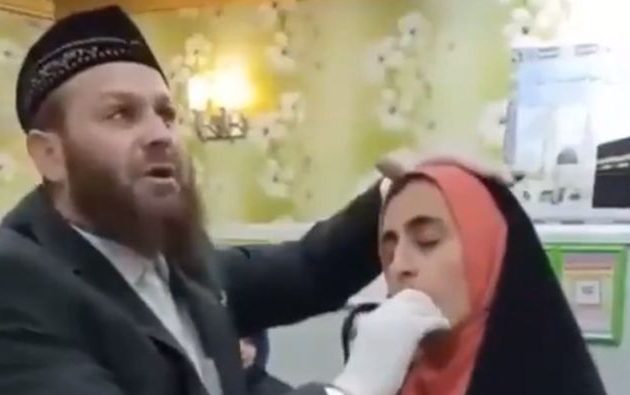 Ιμάμης προσπαθεί να θεραπεύσει ασθενή ρίχνοντας…σφαλιάρες και βάζοντας δάχτυλα στο στόμα (βίντεο)