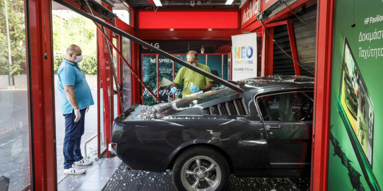 Ξανακτύπησε η συμμορία που «μπουκάρει» σε μαγαζιά με αυτοκίνητα: Μπήκαν σε διαγνωστικό κέντρο στον Πειραιά