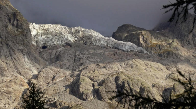 Σήμα κινδύνου για το περιβάλλον – Καταρρέει παγετώνας στο Mont Blanc (φώτο)