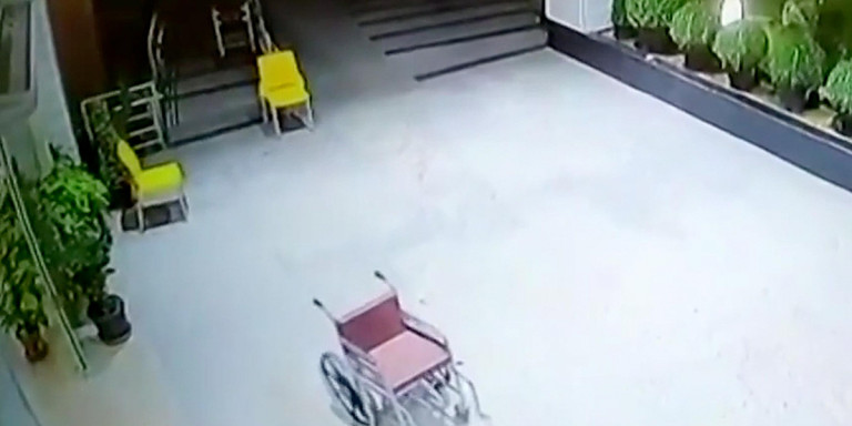 Paranormal activity: Αναπηρική καρέκλα άρχισε να κινείται μόνη της- Τι κατέγραψε η κάμερα ασφαλείας; (βίντεο)