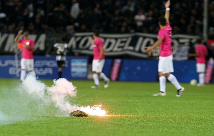 Σοκαριστικό βίντεο: Φωτοβολίδα ευθείας βολής χτυπάει τερματοφύλακα