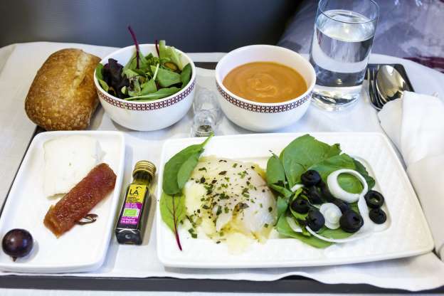 Γιατί ο πιλότος δεν τρώει ποτέ το ίδιο φαγητό με τους επιβάτες;