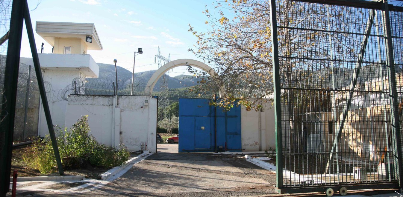 Αιφνιδιαστική έφοδος στις φυλακές Αυλώνα έβγαλε «λαβράκι» – Εντοπίστηκε ολόκληρο οπλοστάσιο