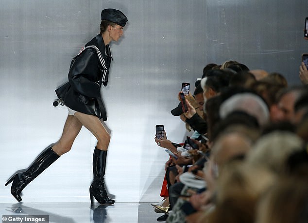 Έγινε viral – Το πιο περίεργο περπάτημα μοντέλου στο Παρίσι που μέχρι και η Αννα Γουίντουρ γέλασε (φώτο-βίντεο)