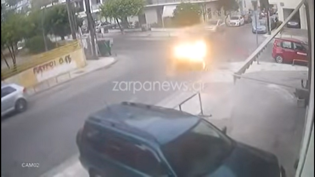 Βίντεο που «κόβει» την ανάσα – Αυτοκίνητο στα Χανιά εκσφενδονίζει στον αέρα μηχανάκι (βίντεο)