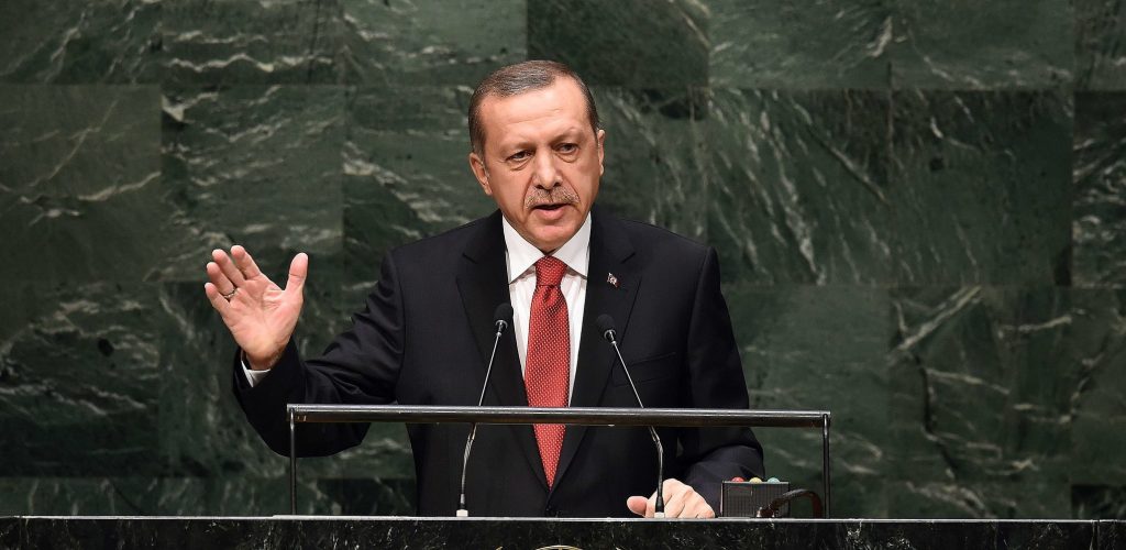 Ρ.Τ.Ερντογάν: Μιλά τουρκο-αγγλικά σε συντονίστρια πάνελ κι όποιος καταλάβει… κατάλαβε (βίντεο)