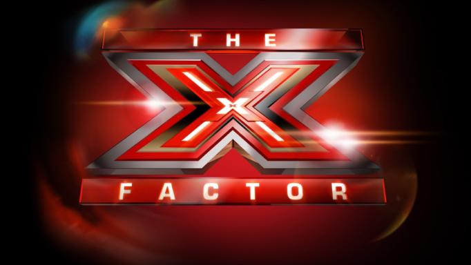 X-Factor: Πήγε να φιλήσει τους κριτές και έπεσε από την σκηνή (βίντεο)