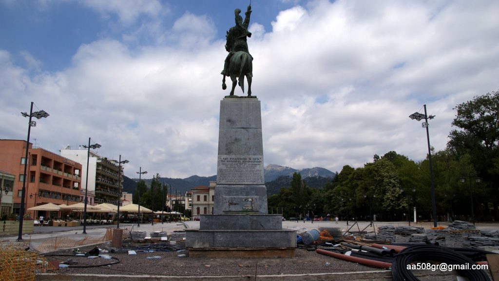 Μουσουλμάνες με μαντίλες και μπούργκα στην πλατεία Κολοκοτρωνη στην Τρίπολη 198 χρόνια μετά την άλωση