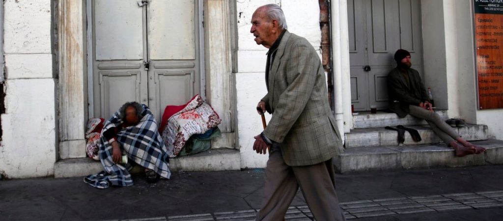 Έκθεση-σοκ από  ΔΝΤ: «Σε 15 χρόνια θα επιστρέψετε στα προ κρίσης επίπεδα» – Ζητά νέα μείωση συντάξεων και σκληρά μέτρα!