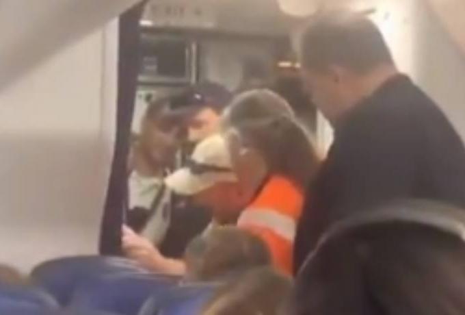 Αναγκαστική προσγείωση αεροπλάνου λόγω… εγκλωβισμού στην τουαλέτα (βίντεο)