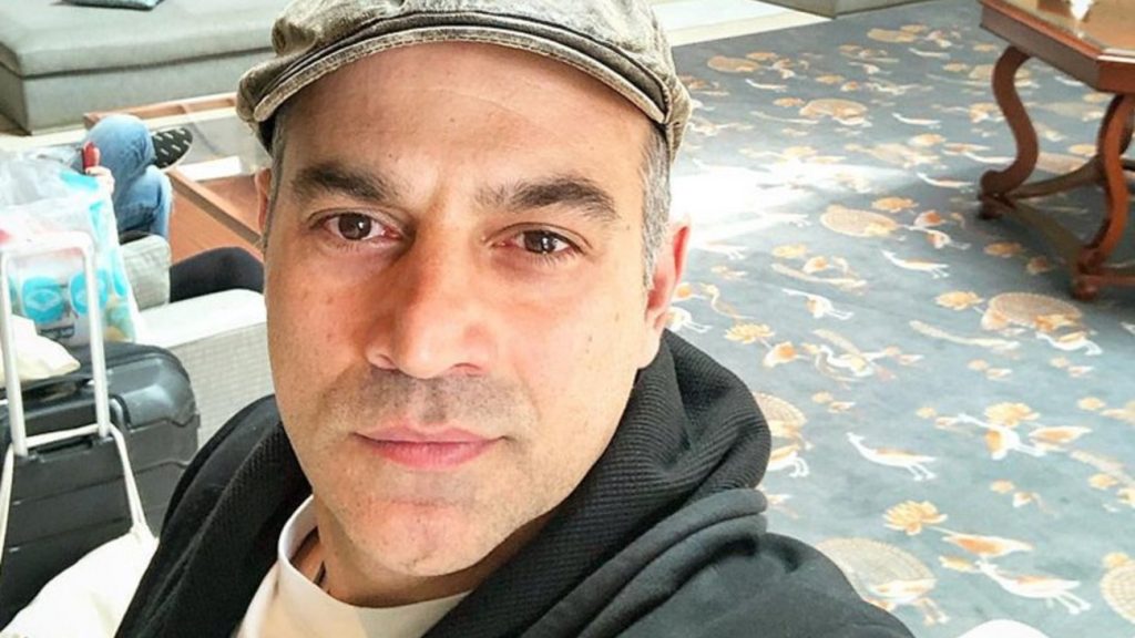 «Πανικός» στην «Φωλιά των Κουκου»: Ξεκαρδιστικό ατύχημα για τον Κρατερό Κατσούλη – Του σκίστηκε το πουκάμισο (βίντεο)