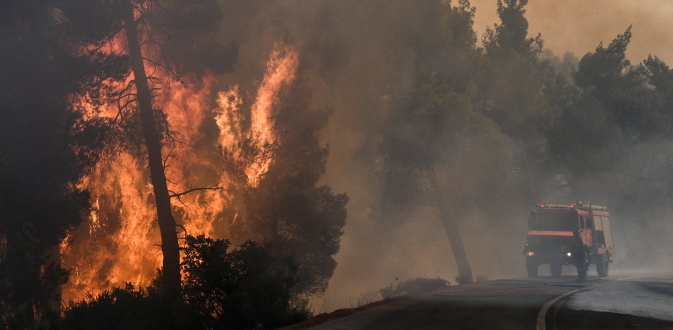 Νεκρός από την πυρκαγιά στο Κρυονέρι: Απανθρακώθηκε στο αυτοκίνητό του