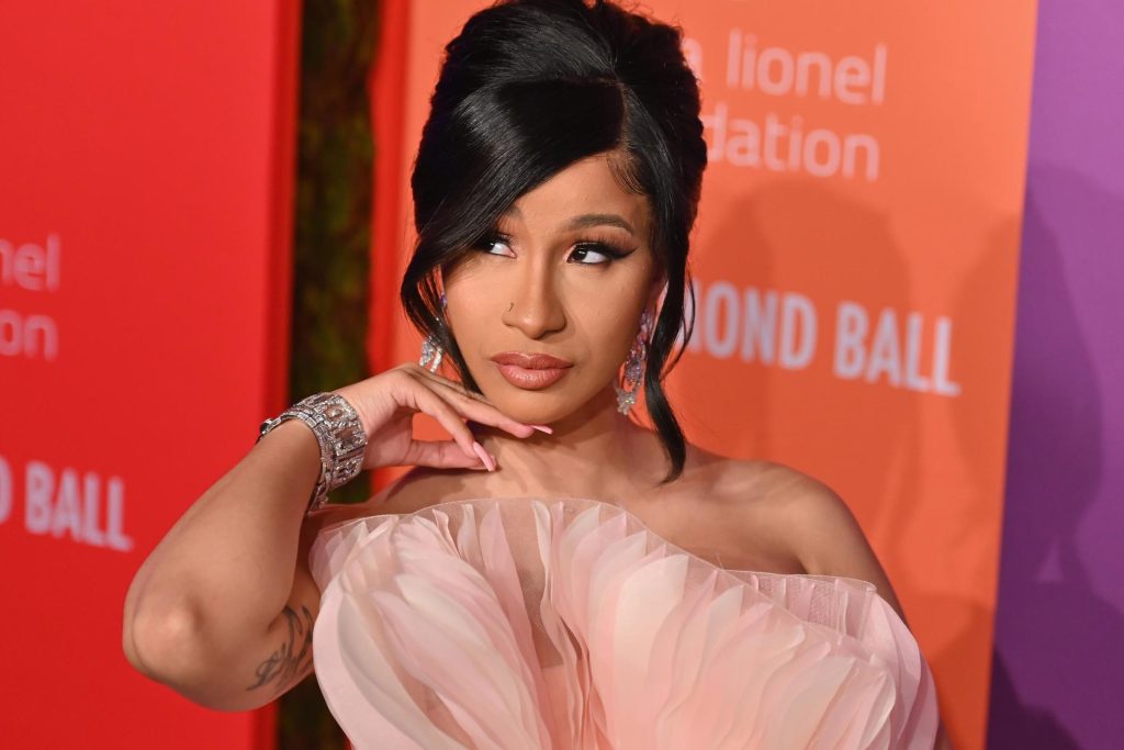 Cardi B: «Φωτογράφος περιοδικού με παρενόχλησε – Μου έδειξε το μόριο του και με απείλησε ότι δεν θα μπω στο περιοδικό»