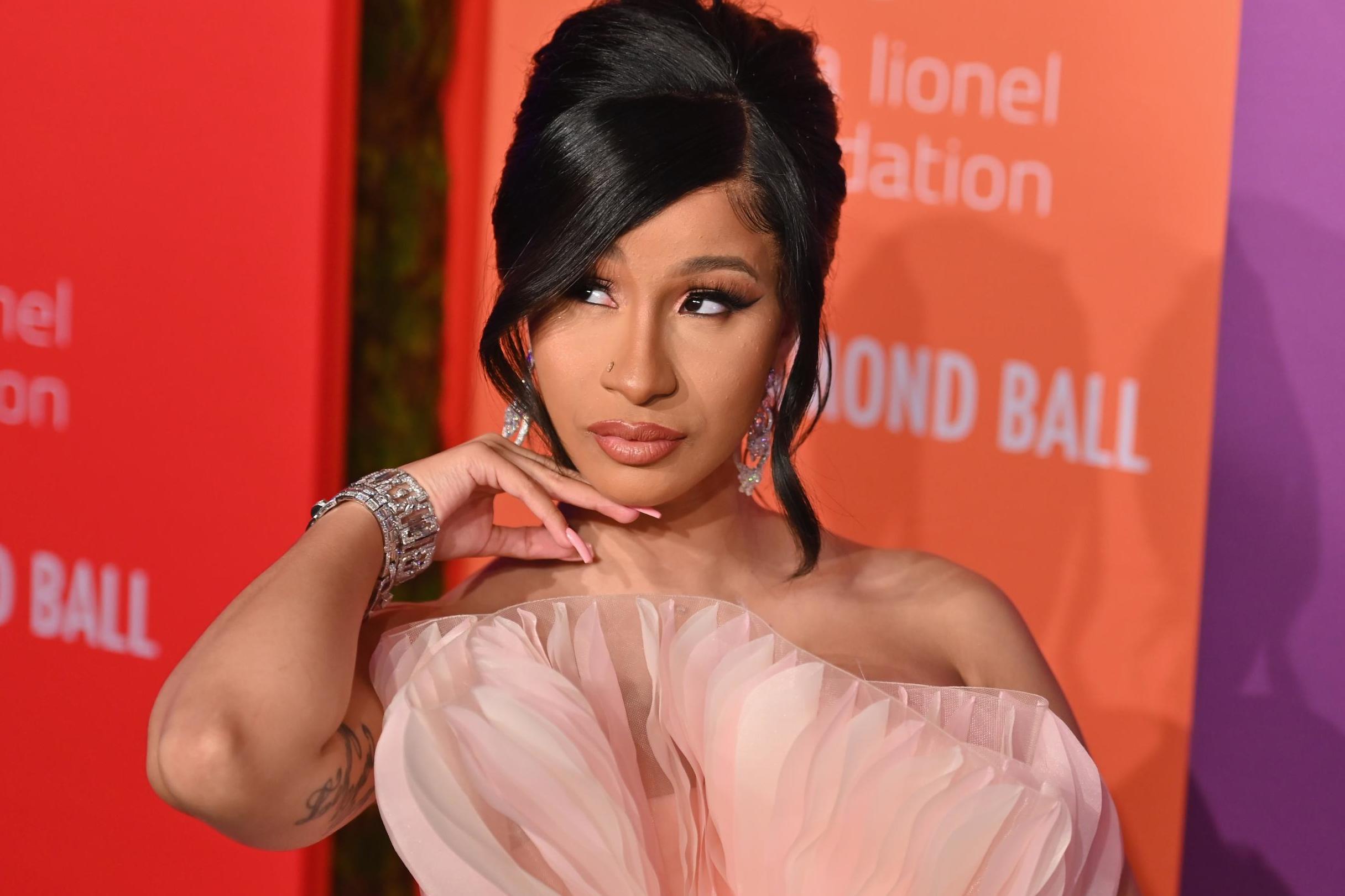 Cardi B: «Φωτογράφος περιοδικού με παρενόχλησε – Μου έδειξε το μόριο του και με απείλησε ότι δεν θα μπω στο περιοδικό»