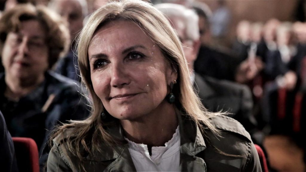 Η Μαρέβα Μητσοτάκη σε σχολεία της ομογένειας στις ΗΠΑ – «Συγκινητικό που διατηρούν την ελληνική γλώσσα» (φωτο)