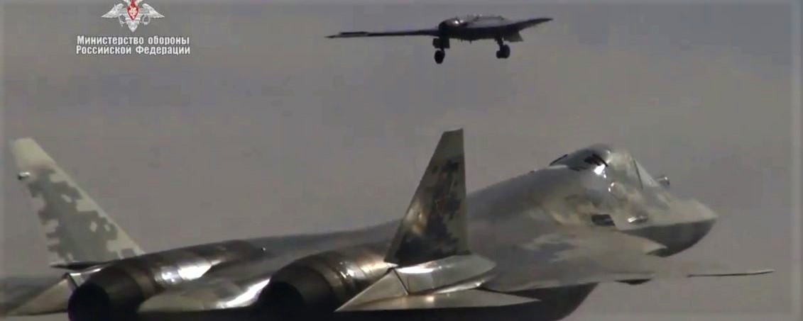 Συγκλονιστικό βίντεο: Η πρώτη κοινή πτήση του μαχητικού 5ης γενιάς Su-57 με το στρατηγικό υπερ-μαχητικό drone Su-70!
