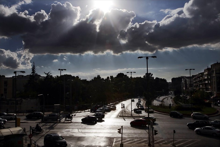 Καιρός: Βρέχει στα βόρεια προάστια – Πεσμένη η θερμοκρασία στην Αθήνα (βίντεο)