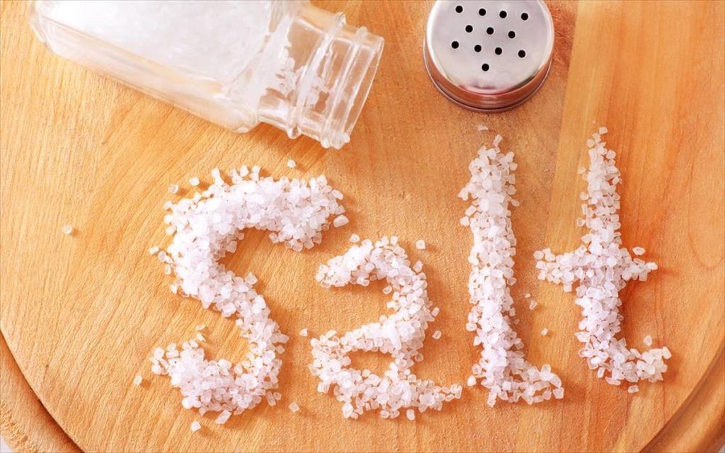 Μην το δοκιμάσετε στο σπίτι: Αυτός είναι ο πιο αναποτελεσματικός τρόπος να δοκιμάζεις το αλάτι του φαγητού (βίντεο)