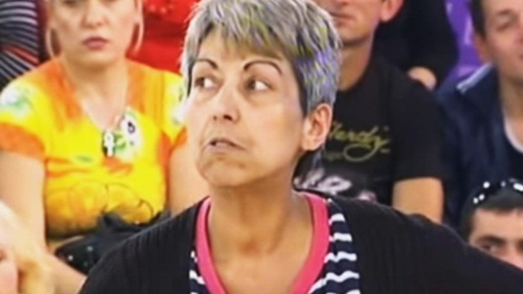 Η γυναίκα «αντιπρόσωπος» επέστρεψε και δεν την αναγνωρίζει κανείς (βίντεο)