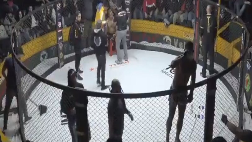 Αθλητής του MMA ζητά από το κοινό μπύρα και πίνει στη διάρκεια αγώνα (βίντεο)