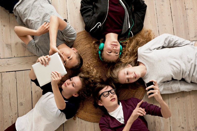 Γιατι οι έφηβοι είναι κολλημένοι με τα social media