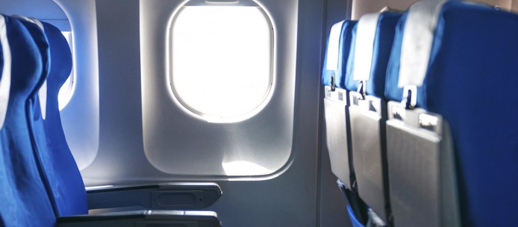 Ξέρετε γιατί τα παράθυρα των αεροπλάνων έχουν μια μικρή τρύπα;