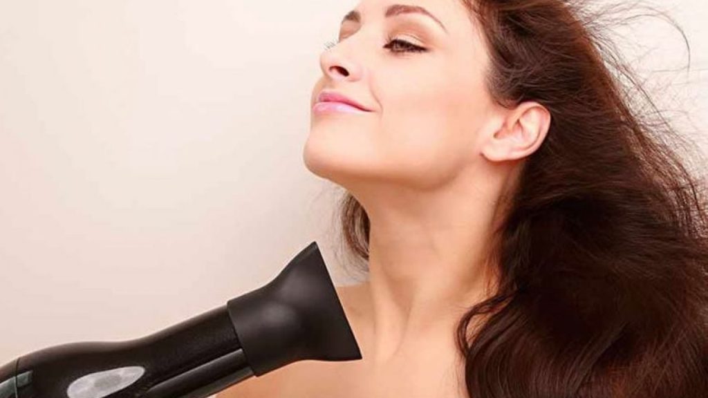 Ο σωστός τρόπος για να καθαρίζουμε το πιστολάκι μαλλιών (βίντεο)