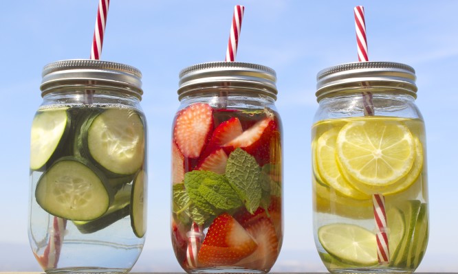 Όλα όσα πρέπει να ξέρετε για την αποτοξίνωση με εμπλουτισμένο νερό