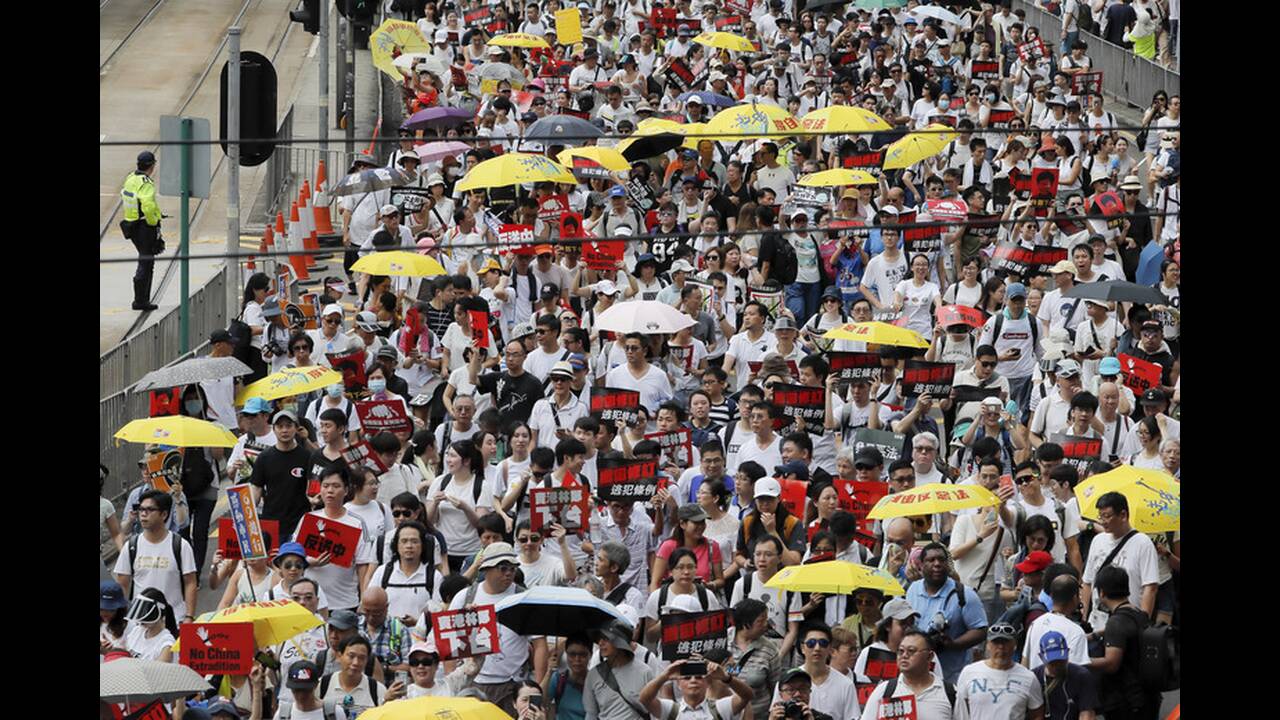 «Πανικός» στο Χονγκ Κονγκ: Πέταξαν μπογιά σε τραγουδίστρια στη διάρκεια διαδήλωσης (βίντεο-φωτο)