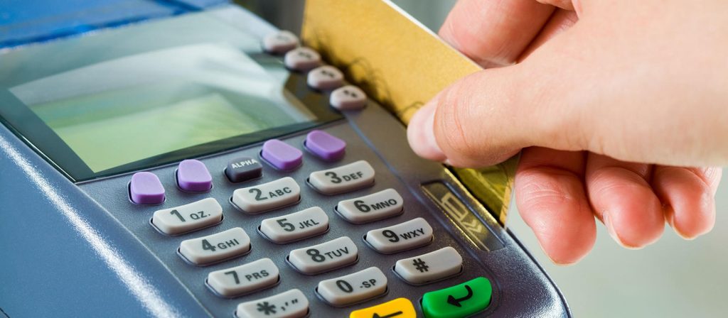 Οικιακή βοηθός «γλέντησε» τις πιστωτικές κάρτες της εργοδότριάς της