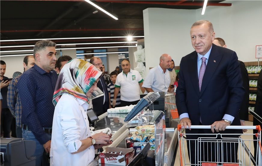 Ο Ερντογάν στο σούπερ μάρκετ για ψώνια: Επικοινωνιακά «παιχνίδια» της τουρκικής προεδρίας