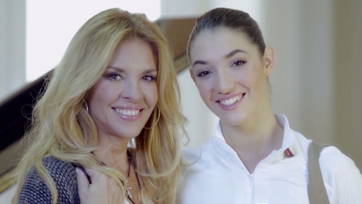 Η κόρη της Μαίρης Μηλιαρέση ποζάρει toplεss στο πάρκο και προκαλεί «σεισμό» (φωτο)