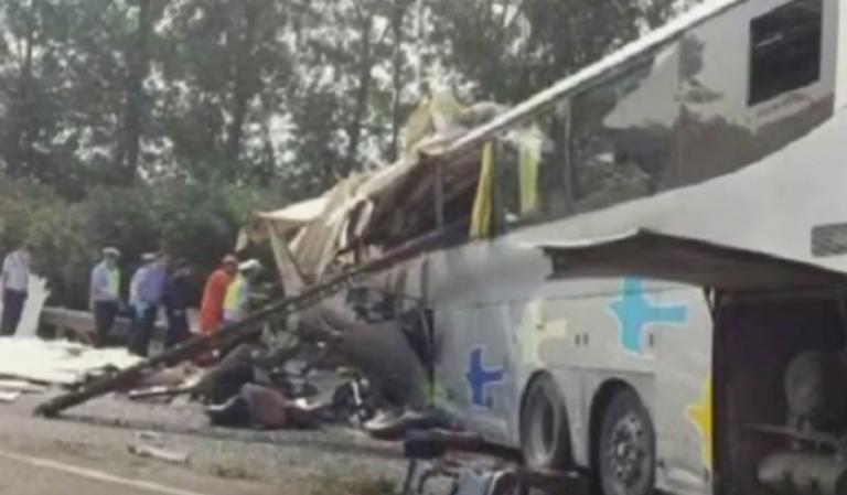 Κίνα: 36 νεκροί από τη σύγκρουση λεωφορείου με φορτηγό (βίντεο)
