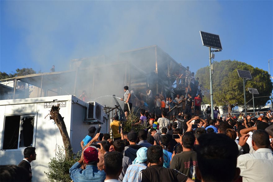 Μόρια: Αλλοδαποί σε έξαλλη κατάσταση έσπασαν όχημα της Πυροσβεστικής