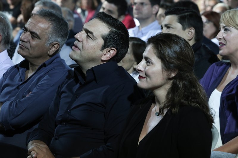Το τρυφερό τετ-α-τετ του Αλέξη Τσίπρα με την Μπέτυ Μπαζιάνα στο  φεστιβάλ Σπούτνικ της νεολαίας του ΣΥΡΙΖΑ (φωτο)