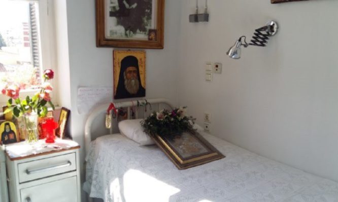 Αρεταίειο Νοσοκομείο – «Πριν χειρουργήσω, ανάβω ένα κεράκι και ζητάω πάντα τη βοήθεια του Αγίου Νεκταρίου» (φώτο)