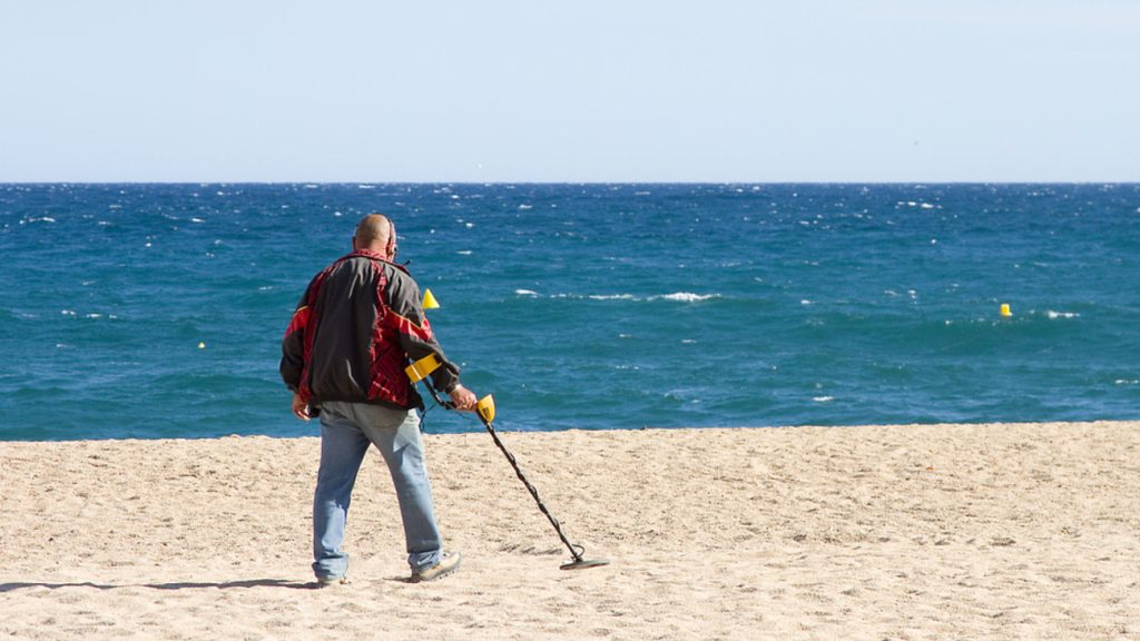 Πρέβεζα: Βγήκαν με τους ανιχνευτές και «σάρωσαν» τις παραλίες