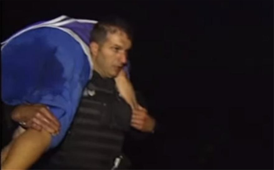 O αστυνομικός που μαχαιρώθηκε από τους χούλιγκανς έσωζε ανθρώπους από τη φωτιά στο Μάτι