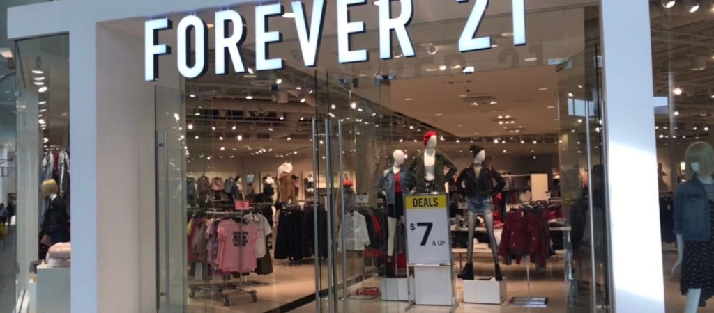 Αίτημα πτώχευσης από την «Forever 21» – Λουκέτο σε εκατοντάδες καταστήματα