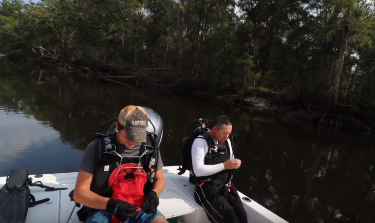 YouTuber βρήκε iPhone στο βυθό ενός ποταμού και δε φαντάζεστε τι είχε μέσα (βίντεο)