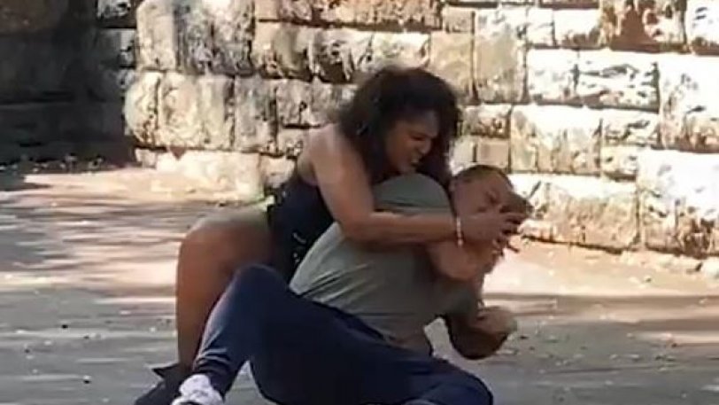 Γυναίκα έκανε «μάχη» με το σύντροφό της για να… ξεκλειδώσει το τηλέφωνό του με το FaceID (βίντεο)