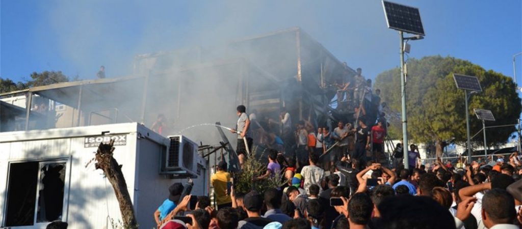 Δείτε τη στιγμή που αλλοδαποί καταστρέφουν τον καταυλισμό στη Μόρια (βίντεο)