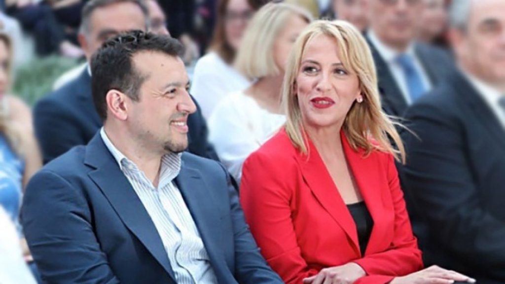 Το «γλέντησαν» στον ΣΥΡΙΖΑ – Παππάς, Δούρου και Μωραΐτης τραγουδούν αγκαλιά «κάποιος φύτεψε δυο χόρτα» (βίντεο)