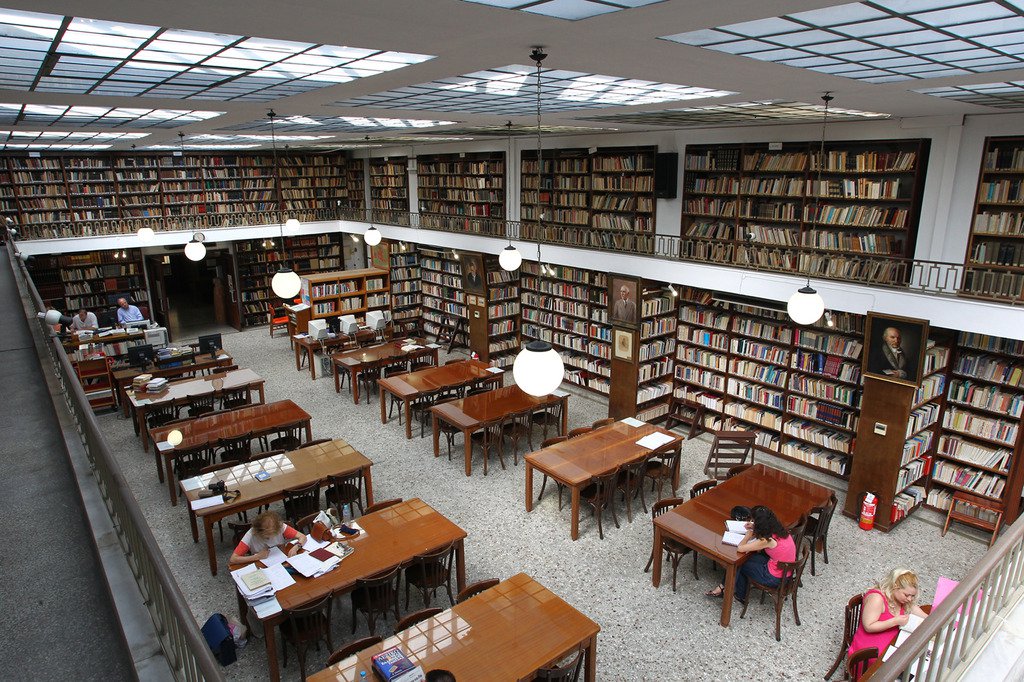 38χρονη βιβλιοθηκάριος κατηγορείται για ερωτική σχέση με 14χρονο μαθητή