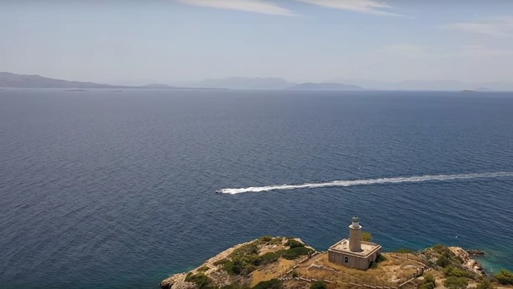 Η κρυφή νοτιότερη παραλία της Σαλαμίνας με τον εντυπωσιακό Φάρο (βίντεο)