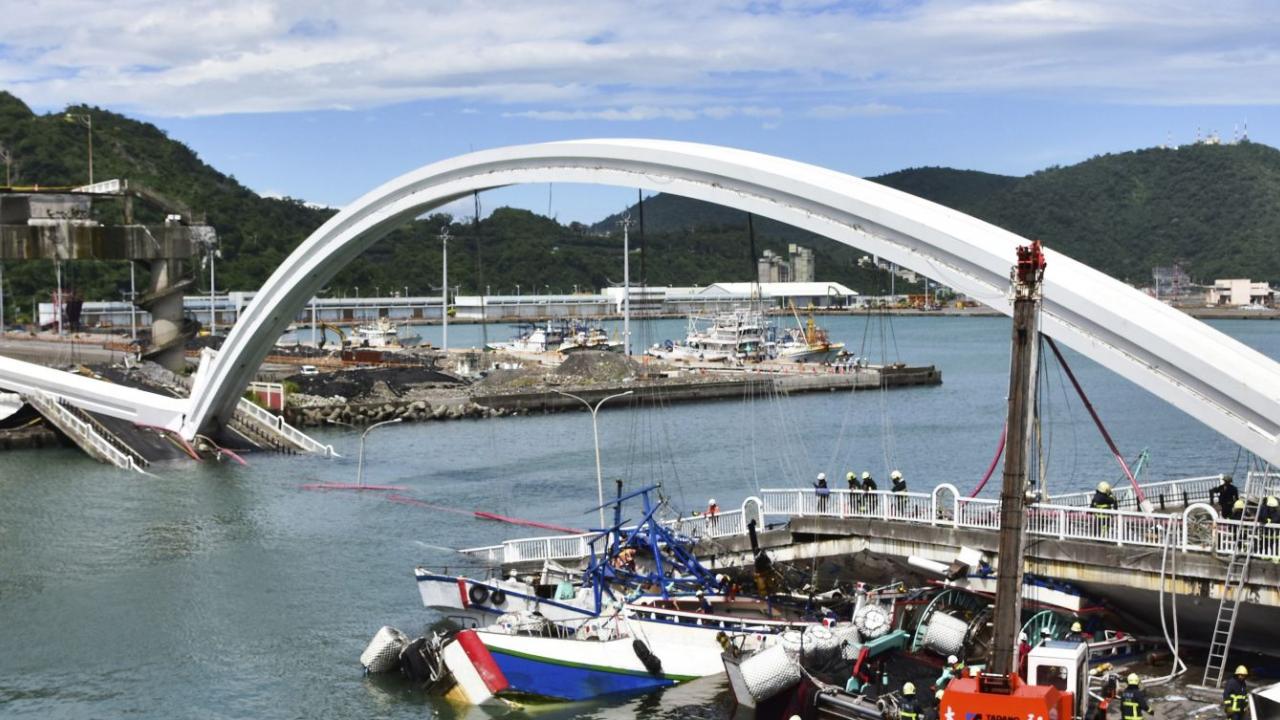 Κατέρρευσε γέφυρα στην Ταϊβάν – Βρισκόταν πάνω της ένα βυτιοφόρο που μετέφερε καύσιμα (βίντεο)