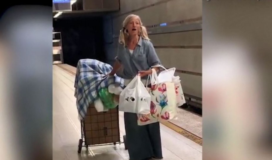 Άστεγη τραγουδά Πουτσίνι στο μετρό και «ξεσηκώνει» τον κόσμο (βίντεο)