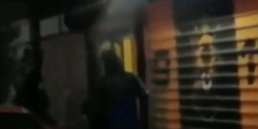 Οπαδοί του ΠΑΟΚ επιτίθενται σε σύνδεσμο της ΑΕΚ στην Αλεξανδρούπολη (βίντεο)