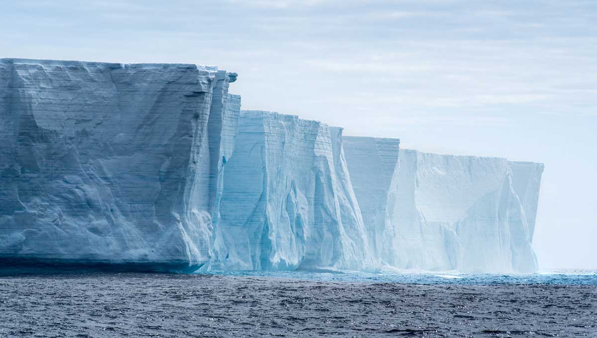 Ανταρκτική: «Πανικός» με παγόβουνο που πλέει ανεξέλεγκτο στον ωκεανό – Έχει μέγεθος πέντε φορές τη Μάλτα (φωτο)