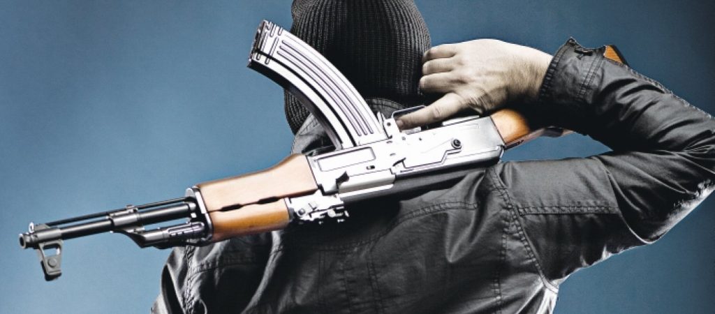 Εκτός ελέγχου η εγκληματικότητα: Λήστεψαν 2 φορές την ίδια επιχείρηση, απείλησαν με ΑΚ-47 αστυνομικούς & διέφυγαν!